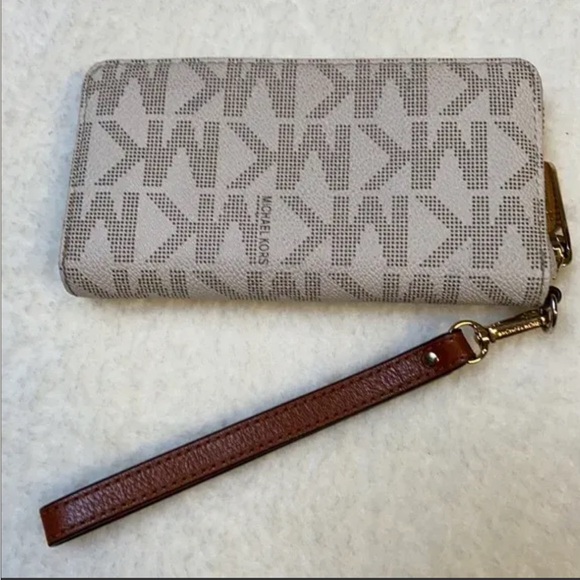 Michael Kors Continental Wallet/ Wristlet - Picture 4 of 4